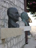 Skulpturen in den Gassen Osor auf der Insel Cres in Kroatien