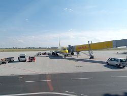Reisebericht - mit tuifly.com nach Mali Losinj in Kroatien - unsere Boing 737-300 von TUIFly auf dem Flugfeld des Flughafens Halle-Leipzig