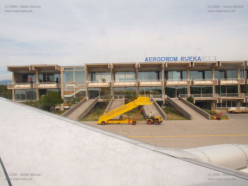 der Flughafen von Rijeka in Kroatien - Ziel des Billigfliegers  hlx.com / tuifly.com in der Kvarner Bucht / Istrien und Tor zu den Inseln Cres, Krk und Losinj