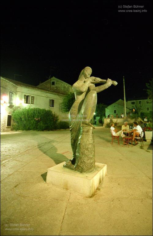 der Marktplatz von Osor bei Nacht