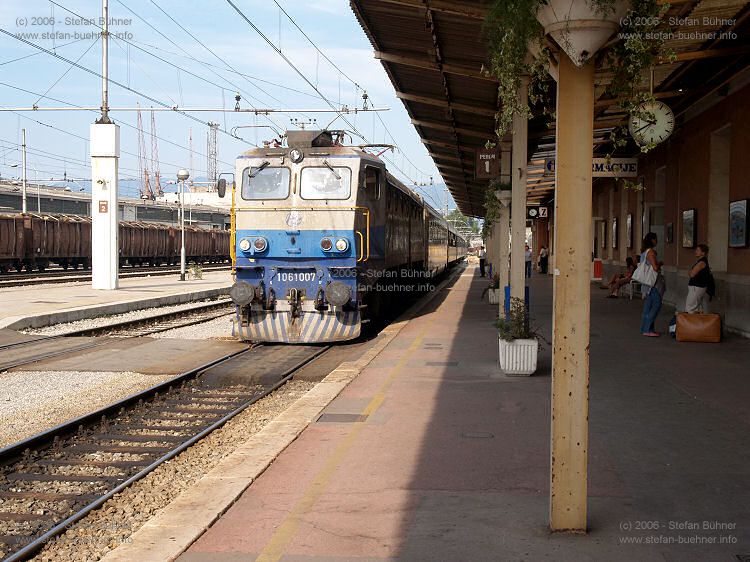 der Nachtzug aus Mchnchen bei der Einfahrt in den Bahnhof von Rijeka