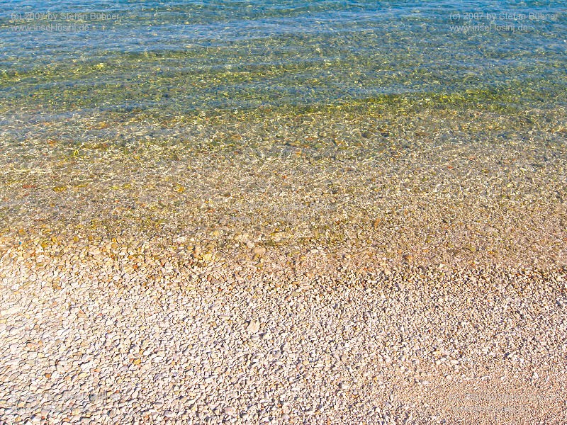 Glasklares Wasser an einem Strand in Nerezine