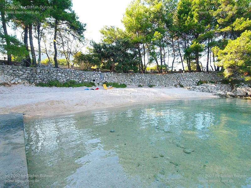 Kiesstrand in der Bucht Galboka in Nerezine