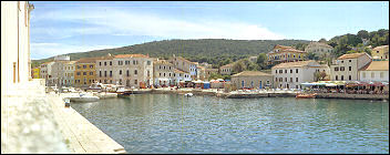 Blick in den Hafen von Veli Losinj - am linken Bildrand ist der alte Wachturm des Hafens zu erkennen