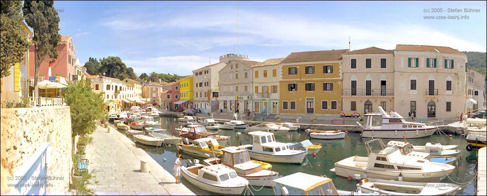 Panoramafotos von Veli Losinj - Komplettaufnahme des Hafens - auf der rechten Seite das Touristbro VAL und das Postamt von Veli Losinj, auf der linken Seite die Pension Saturn