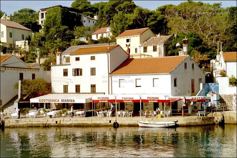 Fischspezalittenrestaurant Marina (links) und eine gute und <br> preiswerte Pizzeria (rechts) im Hafen von Veli Losinj